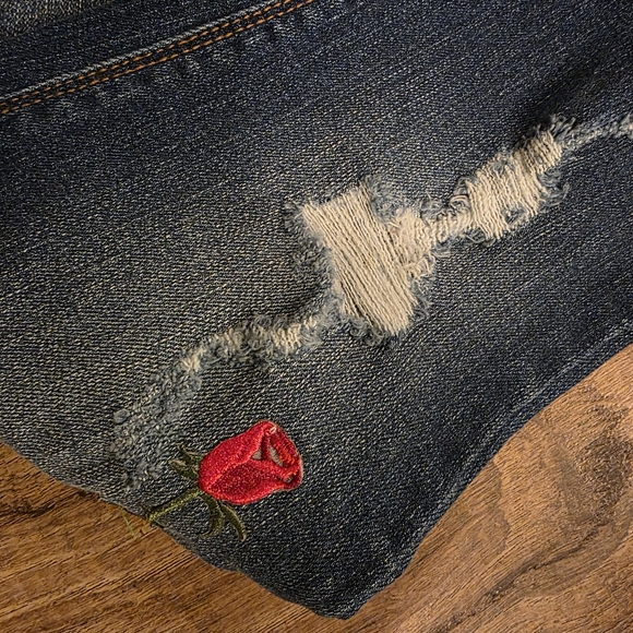 Stylish Women's Straight Leg Jeans with Red Floral Design - Picture 4 of 7